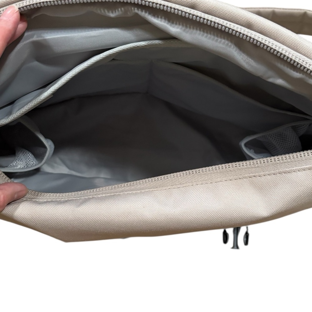 EVERLANE ReNew Transit Messenger Bag
Color: Atmosphere (Tan Gray) Black Straps - Picture 5 of 7